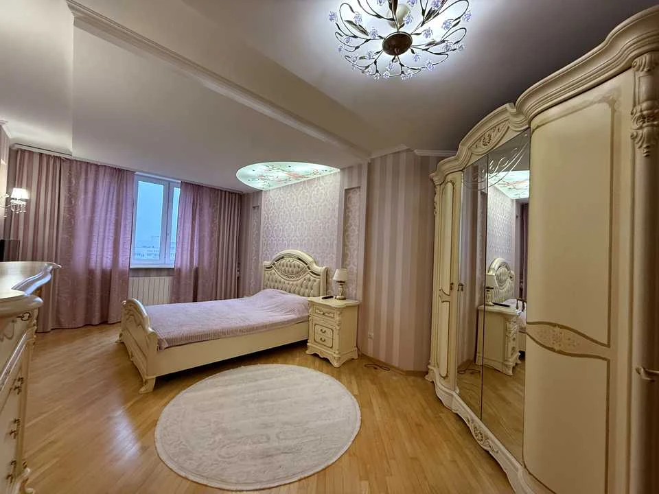 Apartment. Kyiv, Sribnokilska St.