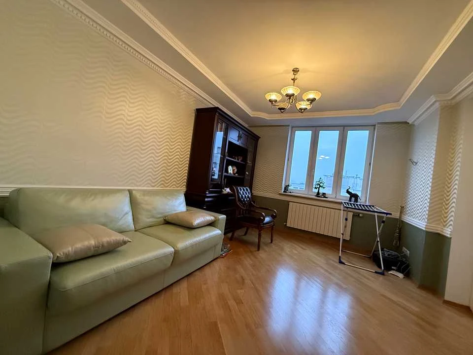 Apartment. Kyiv, Sribnokilska St.