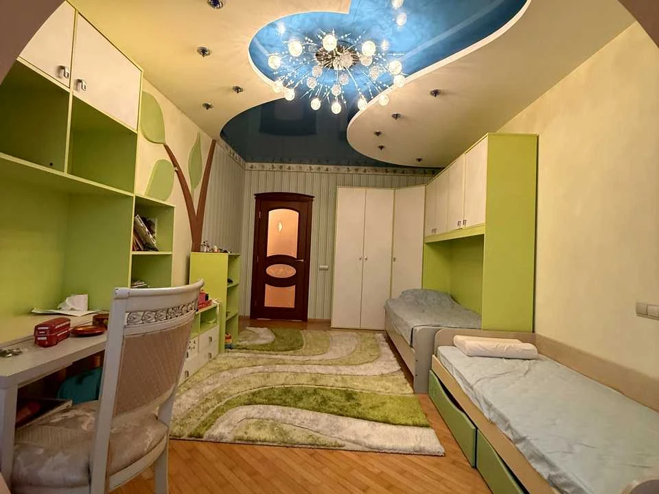Apartment. Kyiv, Sribnokilska St.