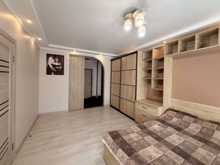 Apartment. Kyiv, Kolomyys'kyy proh.