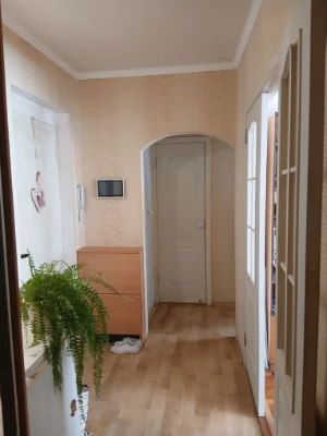 Продаю двухкомнатную по Товарищеской