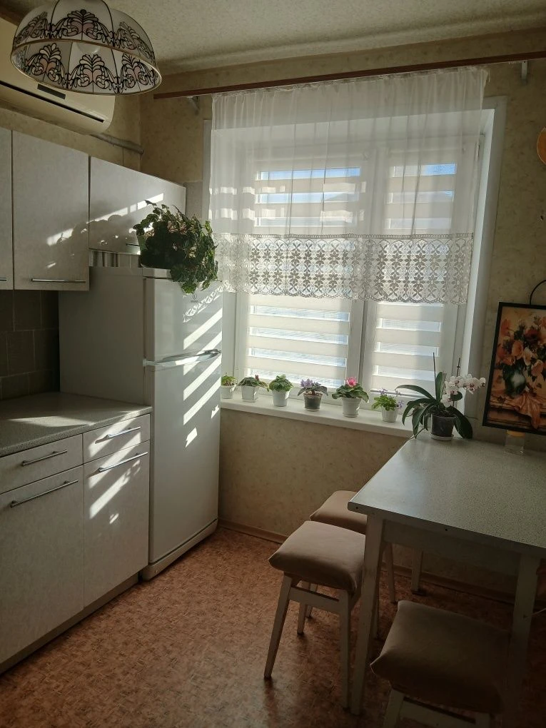 Продаю двухкомнатную по Товарищеской
