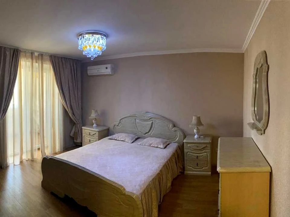 Apartment. Odesa, Melnytska St.