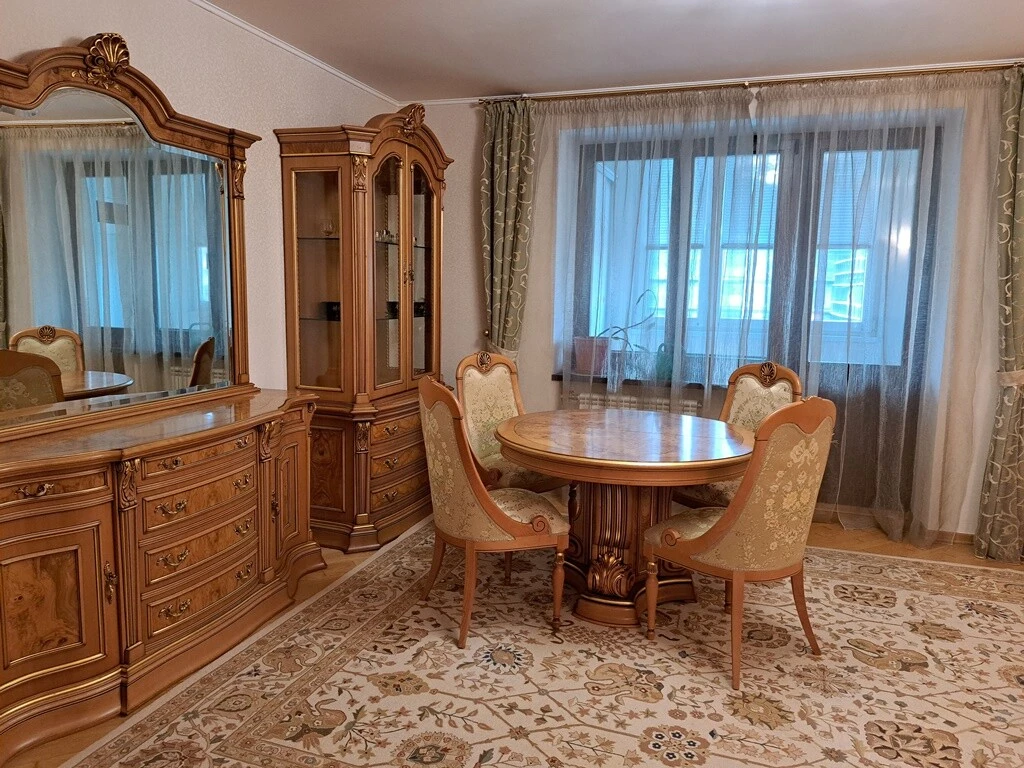 Rent a spacious 4-bedroom apartment (75 sq.m) in Kyiv, Pechersky district