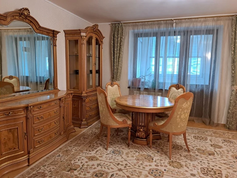 Rent a spacious 4-bedroom apartment (75 sq.m) in Kyiv, Pechersky district