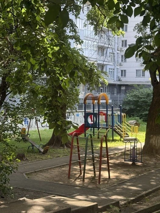 Продажа: Трехкомнатная квартира в центре Киева/ул. Ильенко 6