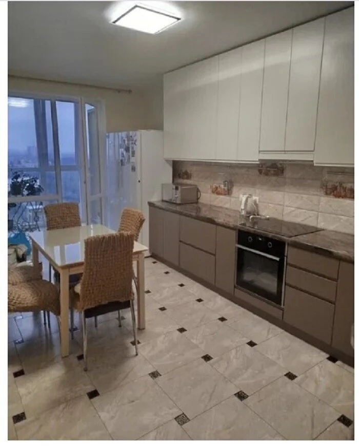 Продам трикімнатну квартиру (90 м²) у Києві, Дніпровський район
