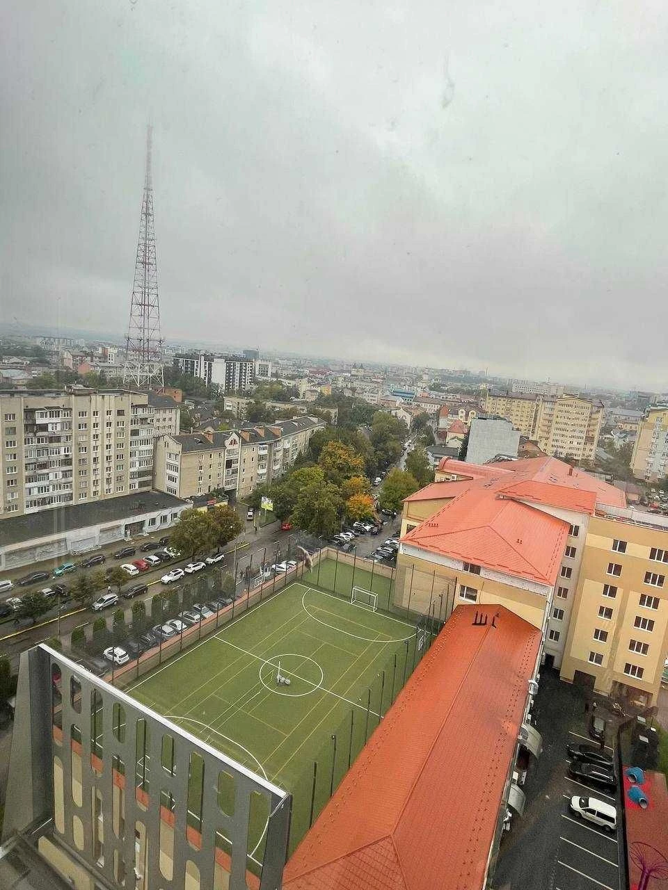 Продаж видової 2 к. квартири в центрі!