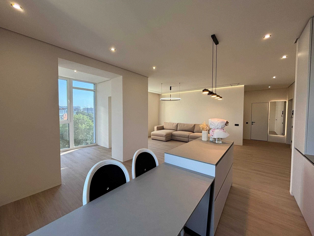 Трикімнатна квартира з ремонтом в новобудові_M