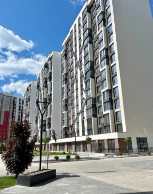 Продаж просторої та видової квартири в ЖК біля озера!