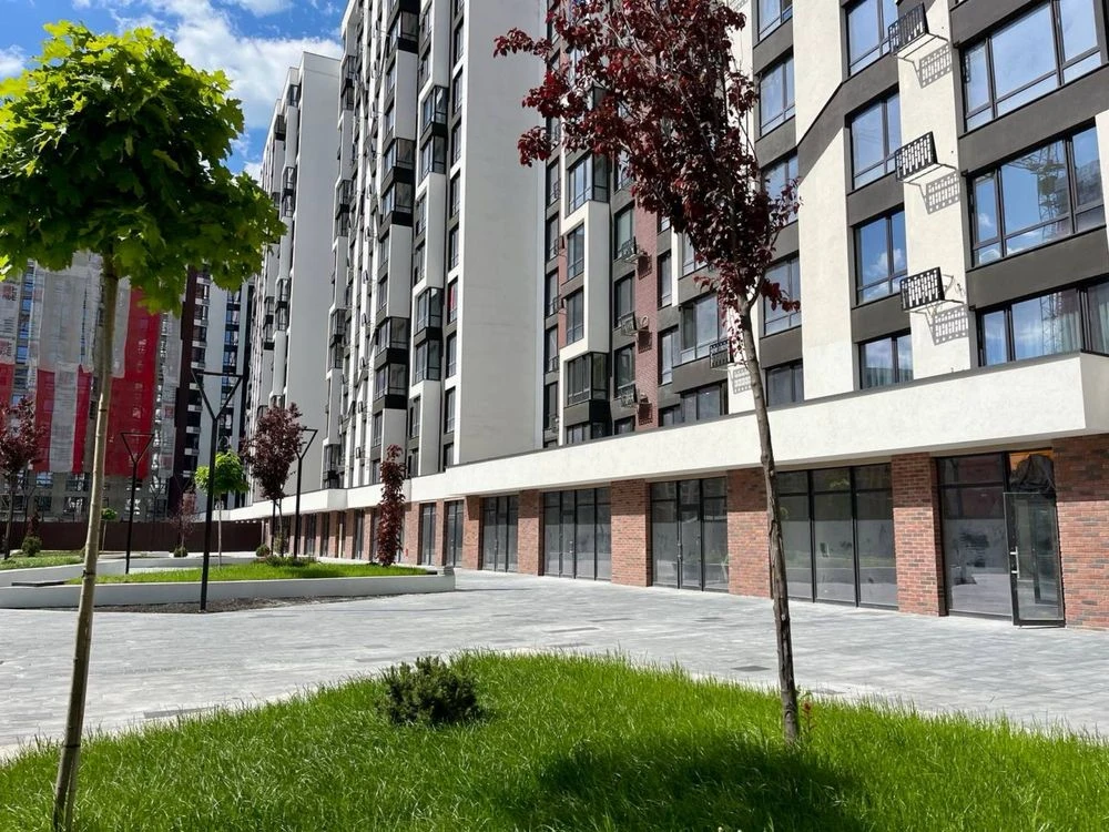Продаж просторої та видової квартири в ЖК біля озера!