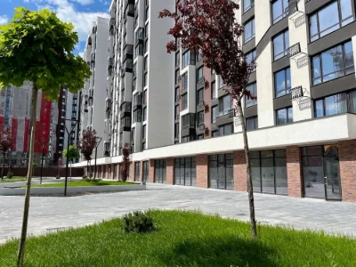 Продаж просторої та видової квартири в ЖК біля озера!