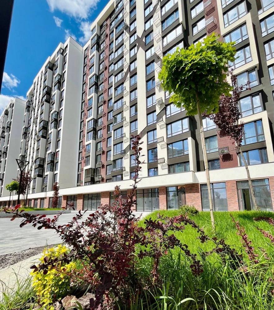 Продаж просторої та видової квартири в ЖК біля озера!