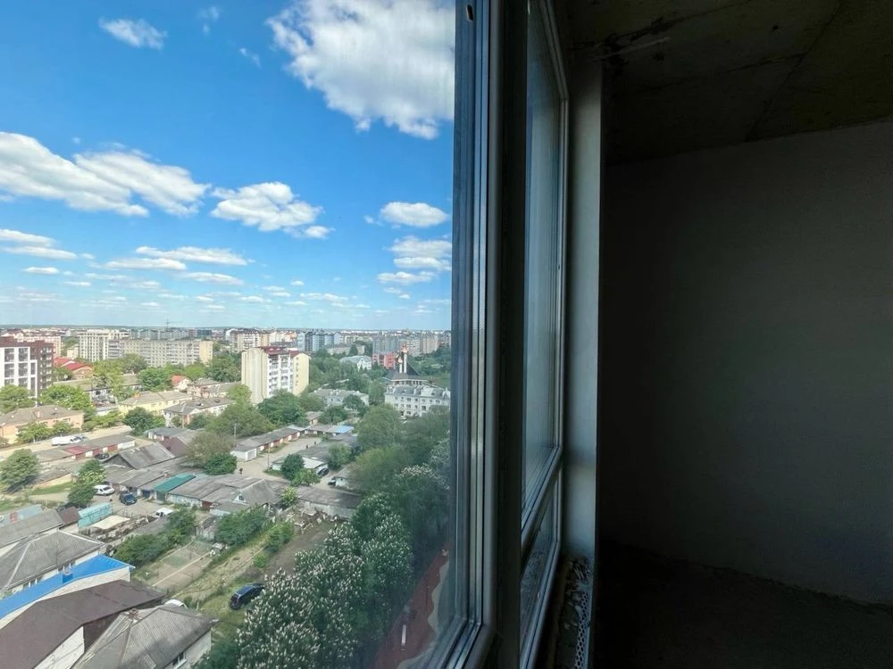 Продаж просторої та видової квартири в ЖК біля озера!