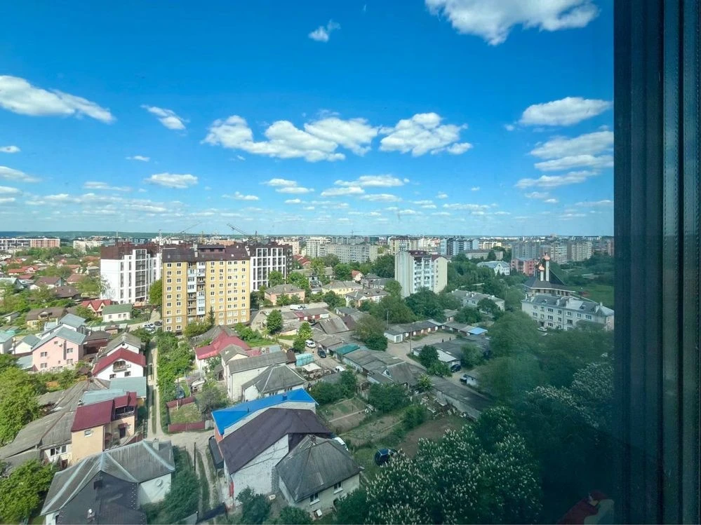 Продаж просторої та видової квартири в ЖК біля озера!