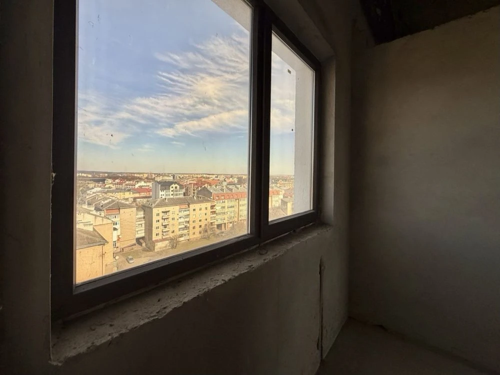 Видова трикімнатна квартира з терасою в самому центрі міста!