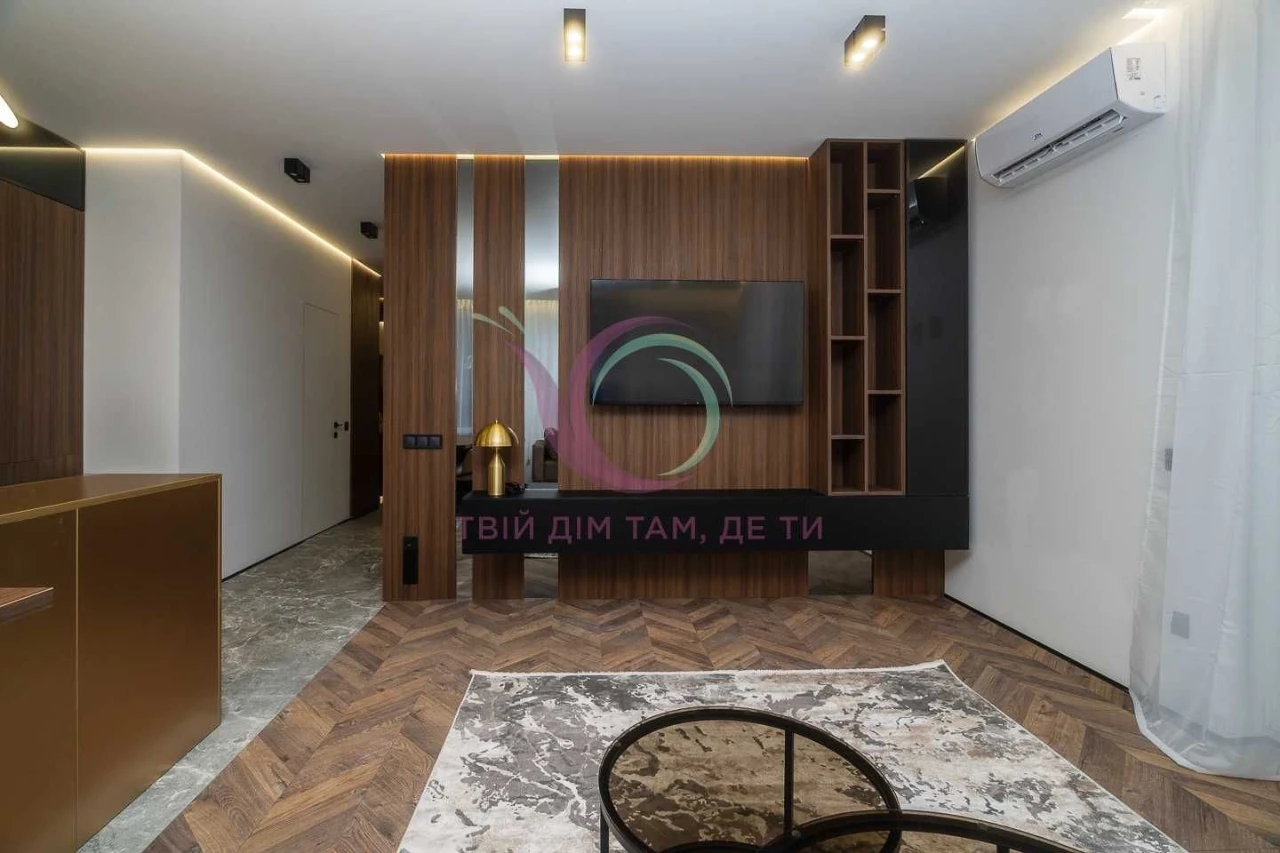 2-к. квартира з терасою та паркінгом по вул. Січових Стрільц