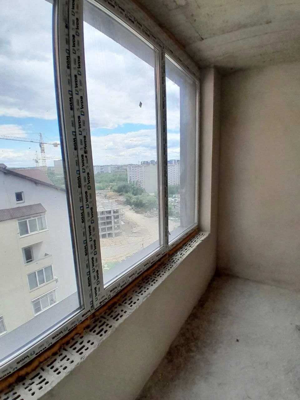 Продається велика 1-кімнатна квартира у збудованому будинку
