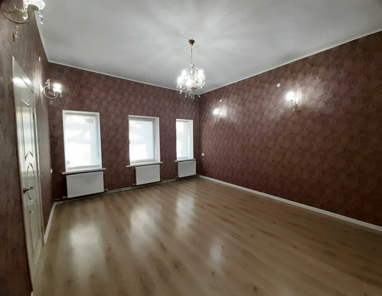 Продається великий будинок 144 м², в Салтівці, з ремонтом, є газ//