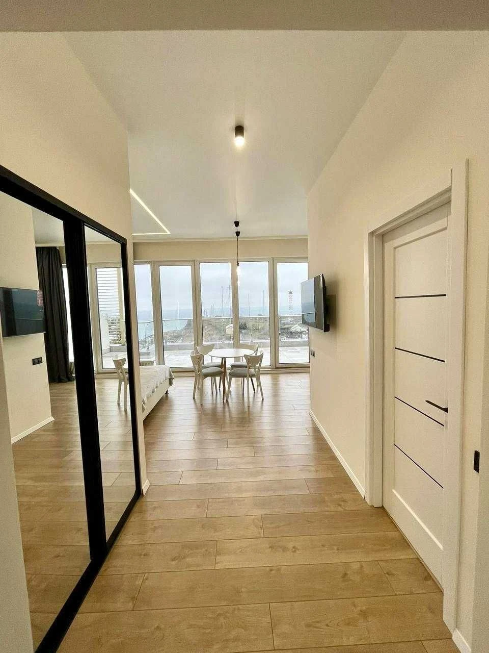 Продажа 1-комн. квартиры с террасой 16 м² и видом на море в