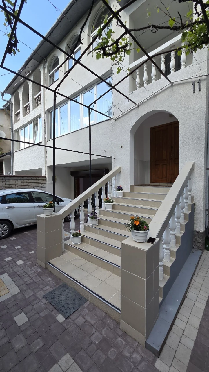 House for sale near the Airport. In good condition - ready to move in