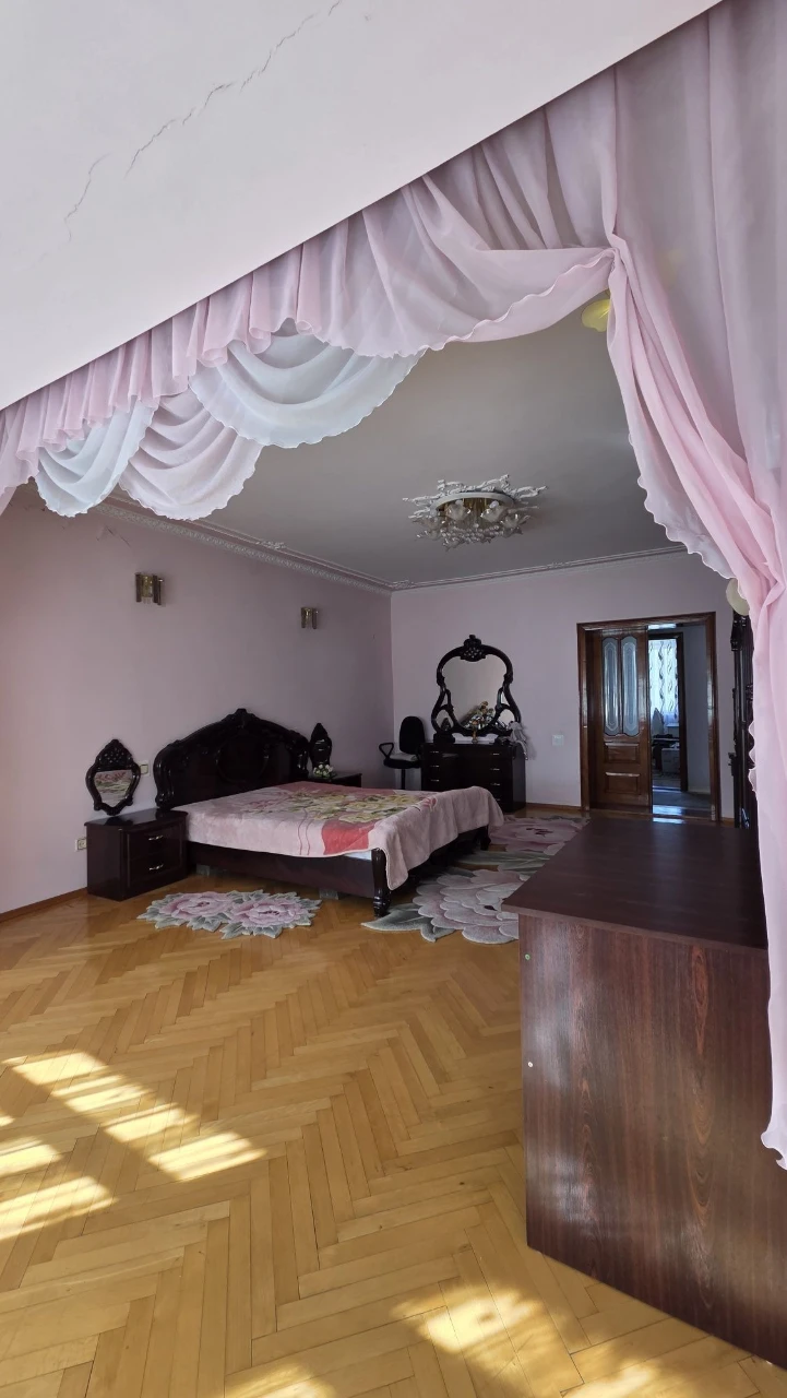 House for sale near the Airport. In good condition - ready to move in