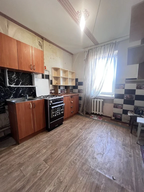 Sale of a 3-room house in the center, brick building