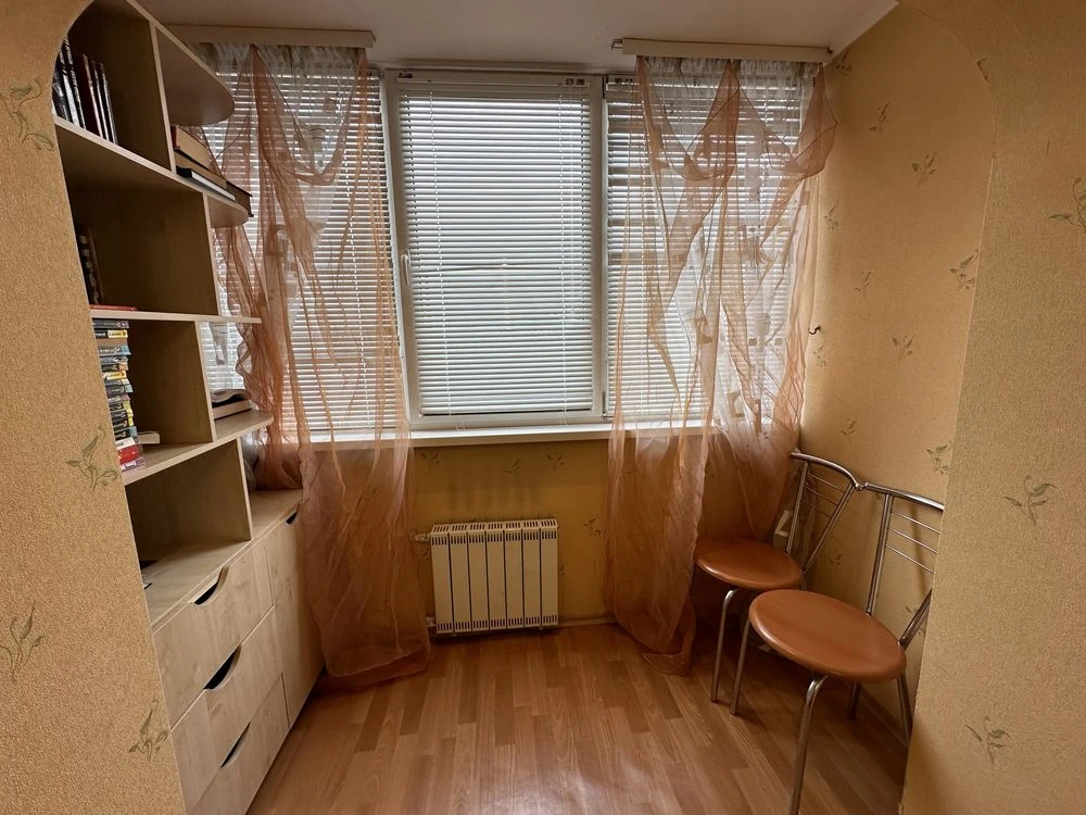 Sale of a good 4-room apartment in a new building built in 2002 in the center