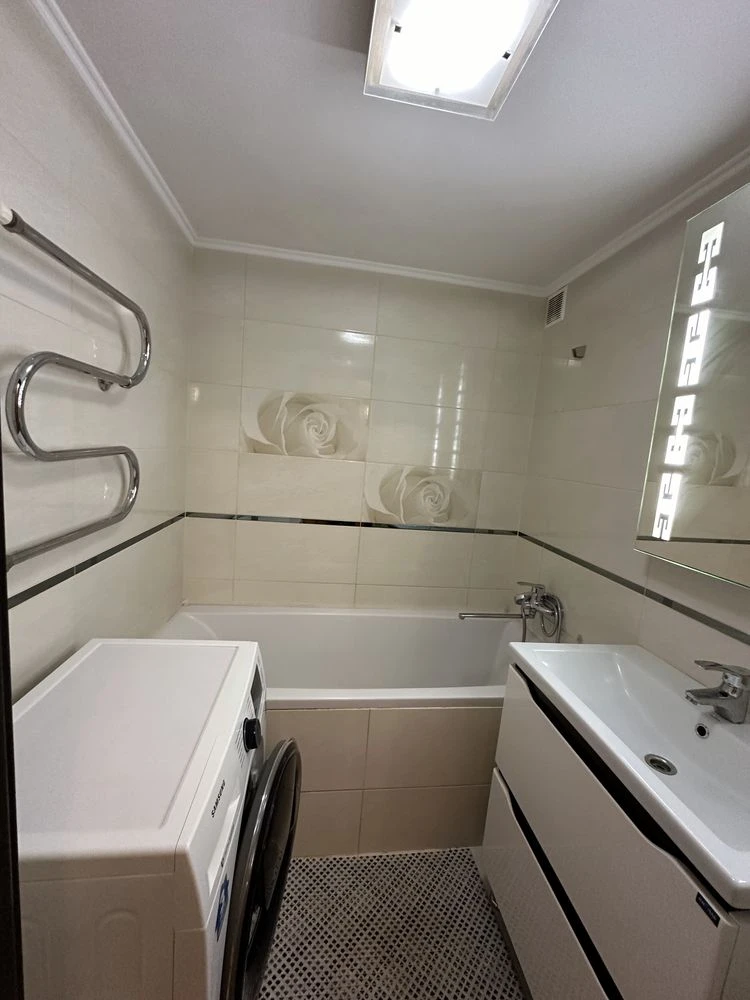Sale of a good 4-room apartment in a new building built in 2002 in the center
