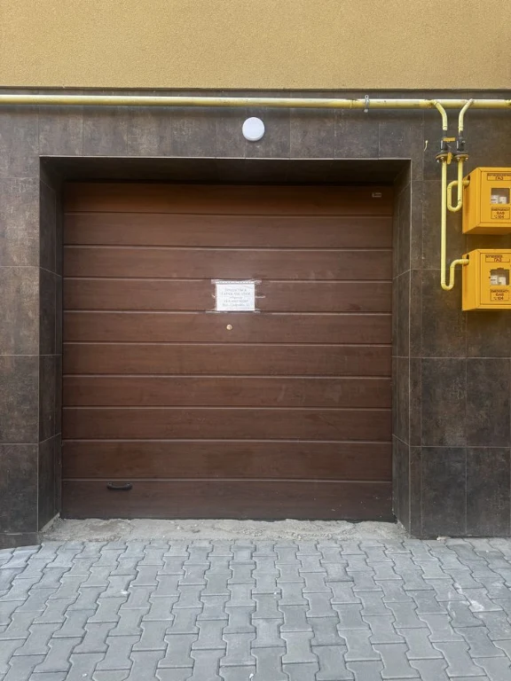 Продам гараж в житловому будинку високий під грузове авто
