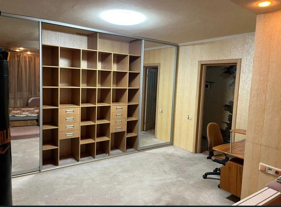 Продається трикімнатна квартира 77м2 по вулиці Петра Григоре