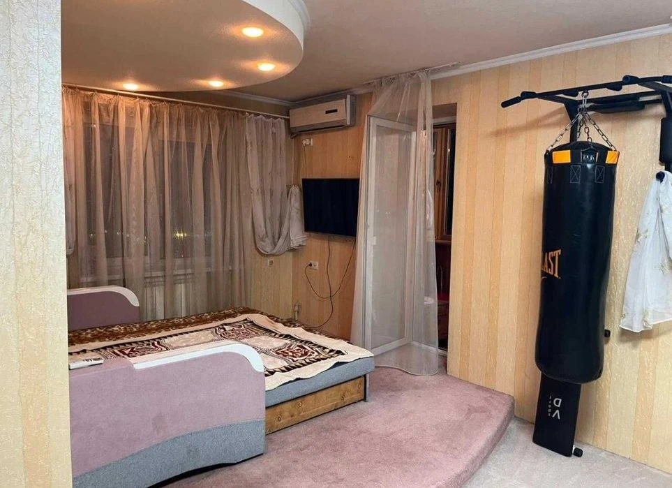 Продається трикімнатна квартира 77м2 по вулиці Петра Григоре