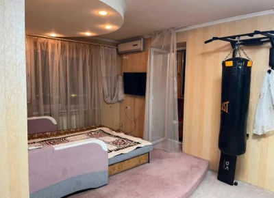 Продається трикімнатна квартира 77м2 по вулиці Петра Григоре