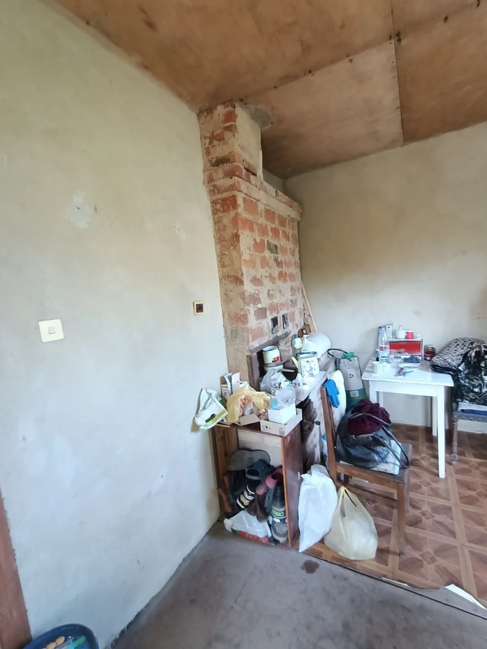 Дачний будинок із власною адресою, пічним опаленням та світл