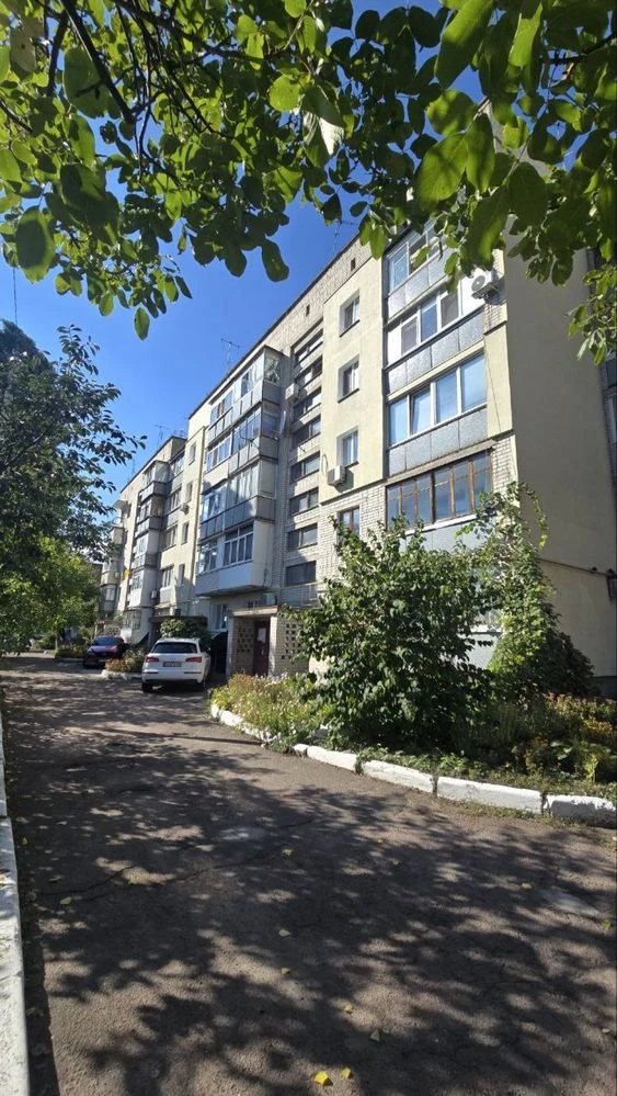 Sale of a three-room apartment in the city center !! Habitable condition, m