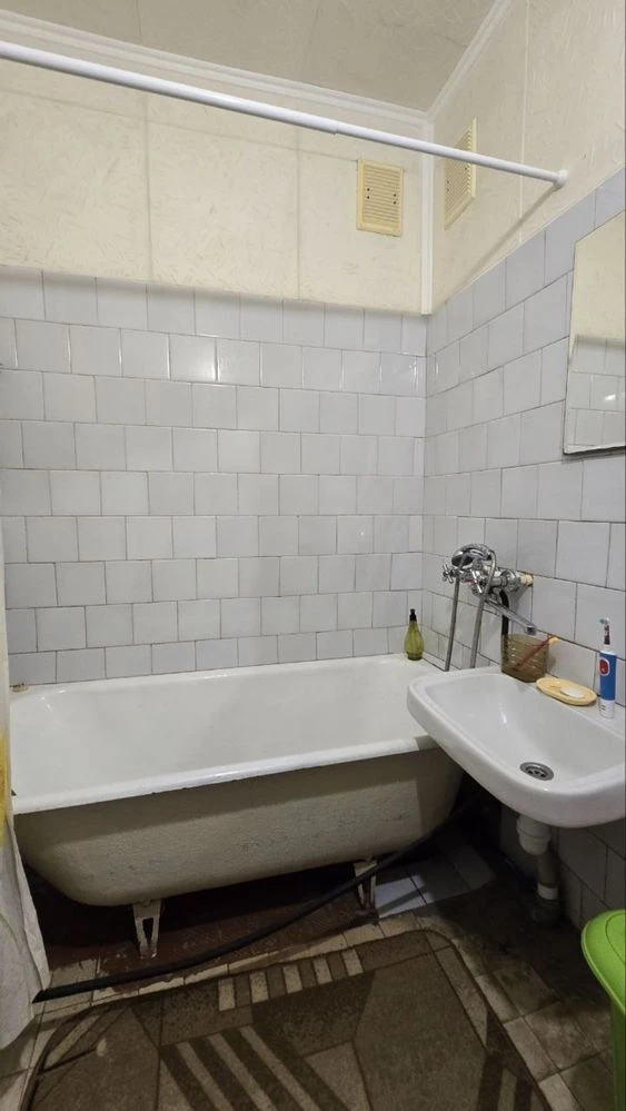Sale of a three-room apartment in the city center !! Habitable condition, m