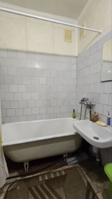 Sale of a three-room apartment in the city center !! Habitable condition, m