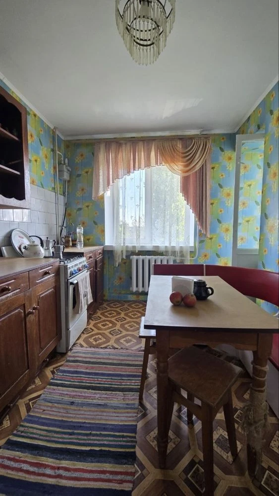 Sale of a three-room apartment in the city center !! Habitable condition, m