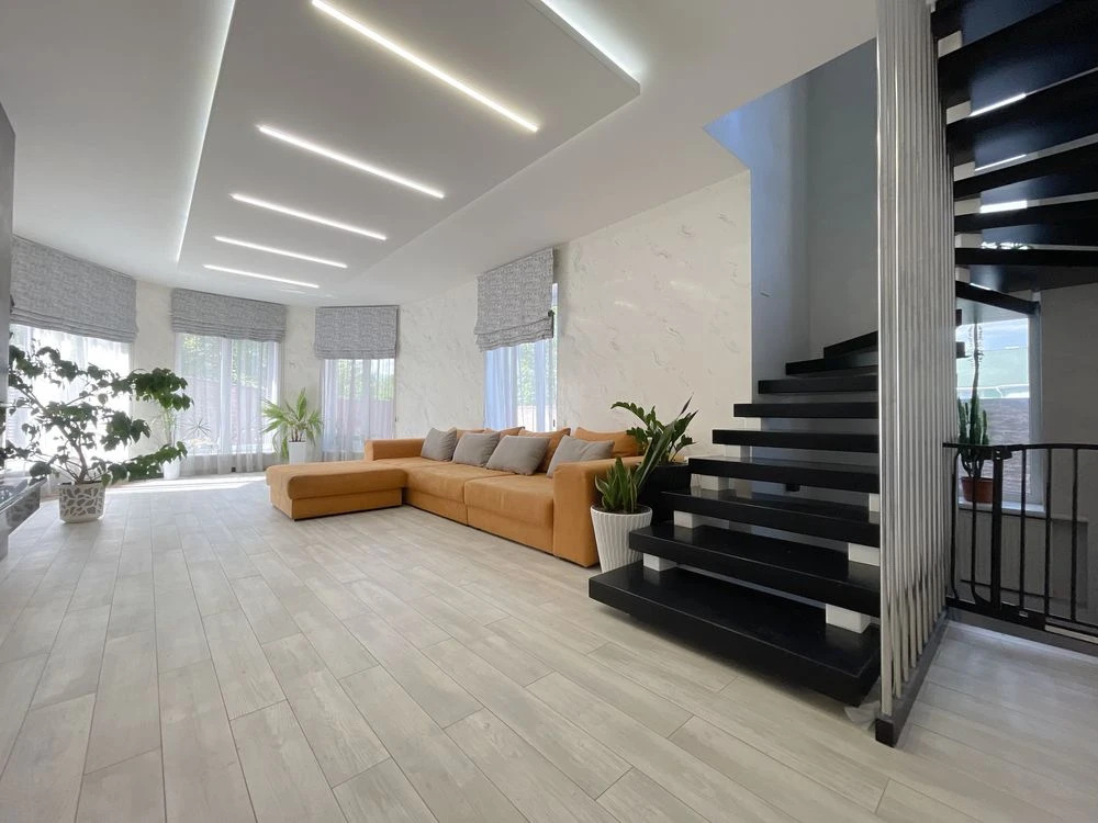 House with designer renovation, plot, well-planned layout