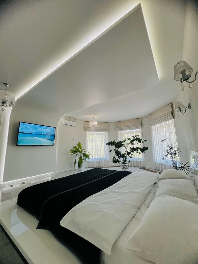 House with designer renovation, plot, well-planned layout
