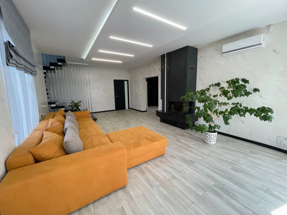 House with designer renovation, plot, well-planned layout