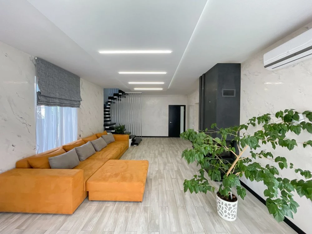 House with designer renovation, plot, well-planned layout