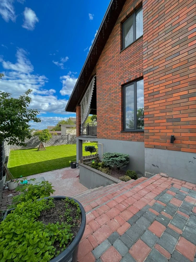 House with designer renovation, plot, well-planned layout