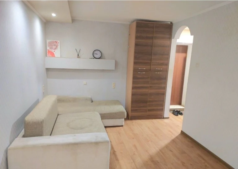 1 room. Nikolaevskaya- Komsanov, 2/5 brick, 26 floors.