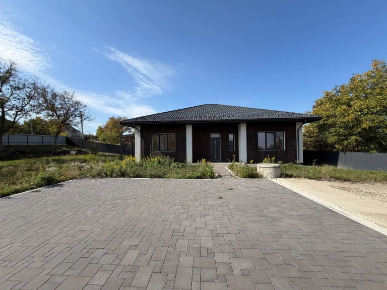 FOR SALE a modern HOUSE with a city view
