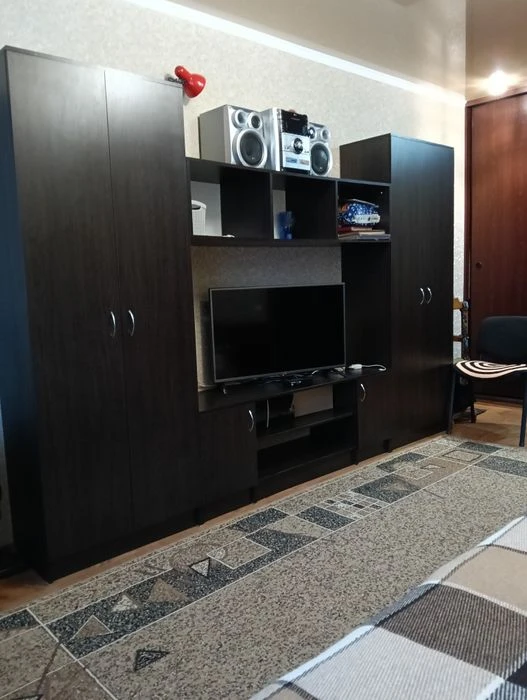 I am selling my 3-room apartment (improved) on ul Amosova 9a.