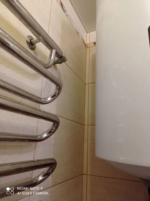 I am selling my 3-room apartment (improved) on ul Amosova 9a.