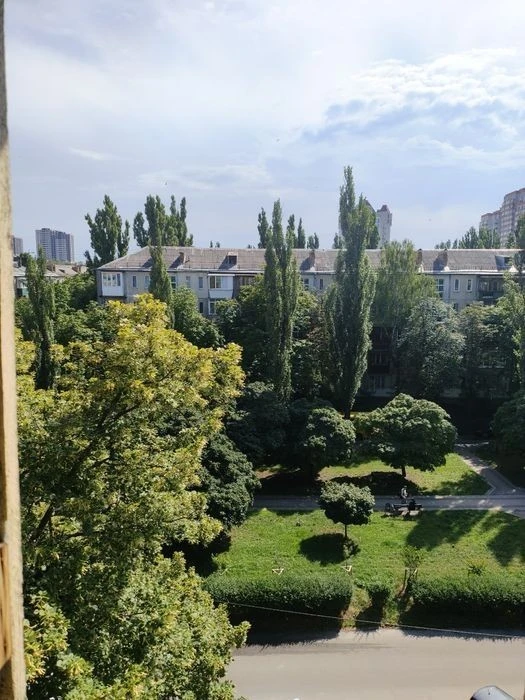 Продам 2 к. квартиру Соломенский р-н, Антонова площадь Космон.