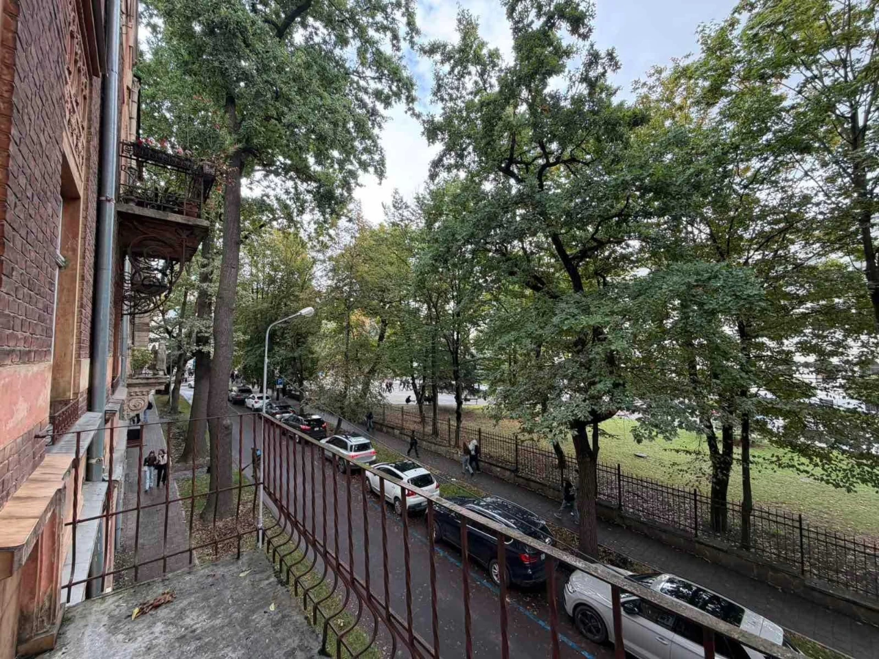 Sale of a luxury apartment with a fireplace near the Polytechnic, St. Arch