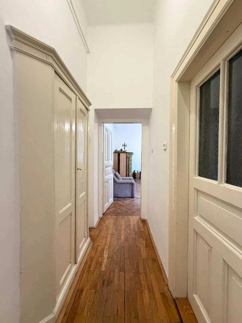 Sale of a luxury apartment with a fireplace near the Polytechnic, St. Arch